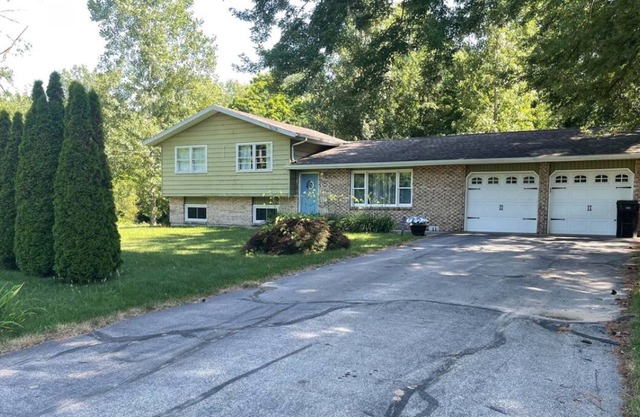 Fantastic home near beaches with deck, foosball table, mini pool table, W/D, AC