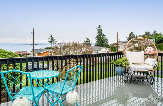 Fantastic Island Gem W/ Port Views, Fast WiFi, Furnished Deck & Full Kitchen!
