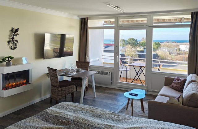Fantastic lake view ~ completely renovated in 2025 ~ 80m to the south beach ~ balcony ~ WLAN