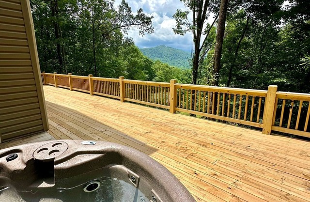 Fantastic mountain home, great views, hot tub, & large deck, in Waynesville, NC.