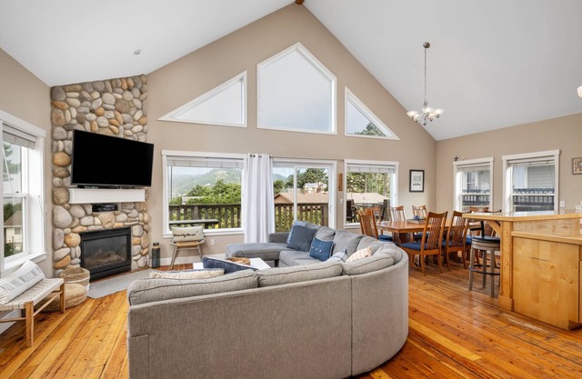 Fantastic Ocean View House with New Private Hot Tub, Pet Friendly, Pool Table, Fireplace, BBQ, WiFi