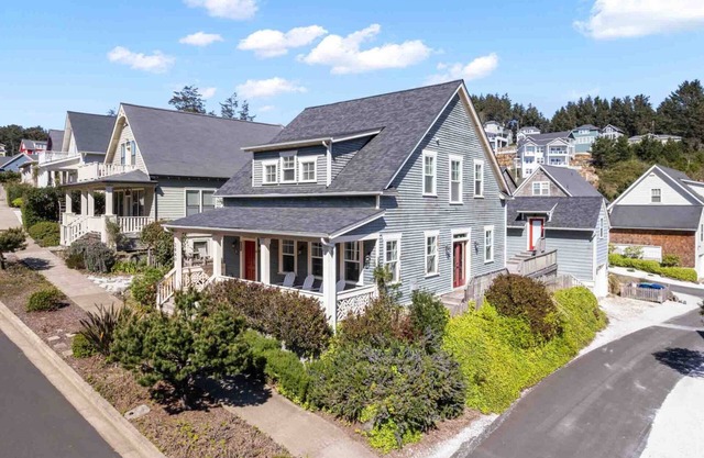 Fantastic Olivia Beach Retreat, Hot Tub, One Block From Park & Playground, Communal Pool, Gym