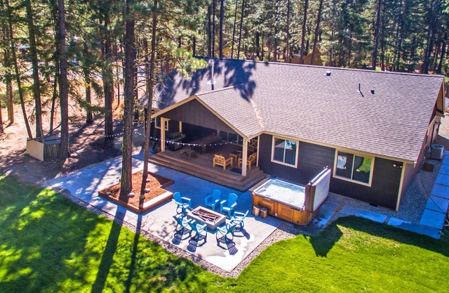 Fantastic Outdoor Living! Private Hot Tub and Summer Pool!