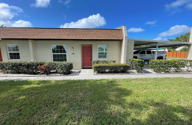 Fantastic renovated 2 bedroom Villa Bungalow steps to pool & sports bar Bucketts