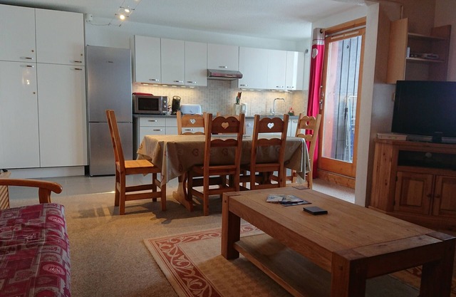 Fantastic ski apartment, 2,5 minutes walk to piste & village - sleeps 8
