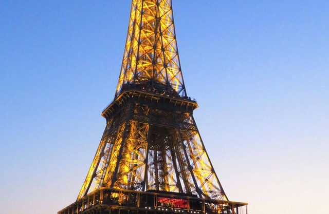 Fantastic view of the Eiffel Tower! Charming studio location # 1
