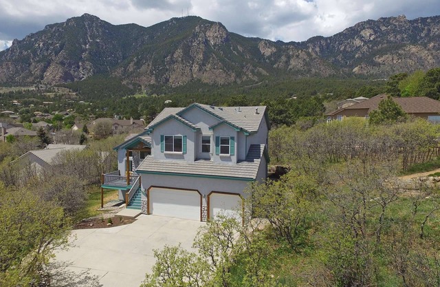 Fantastic Views,CHEYENNE MTN!Well appointed! 5 Miles to The Broadmoor,Wifi,Cable,AC,Grill,Fire Table