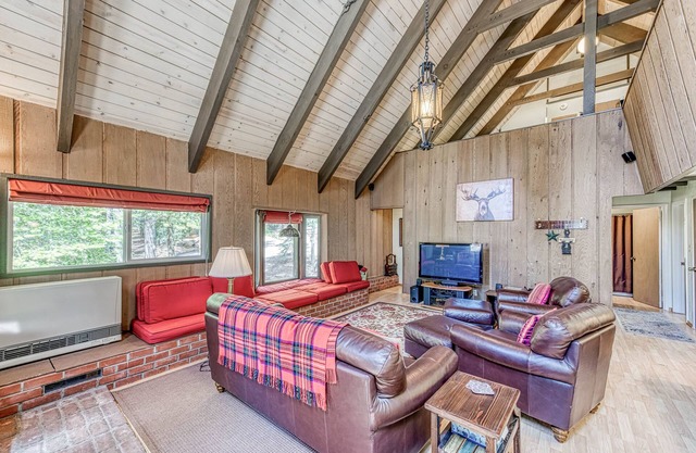 Fantastic woodsy cabin with furnished deck, gas grill, ping-pong table & WiFi