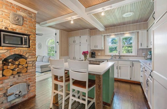 Farm House - Big Yard, Hot Tub, Fire Pit Area, Game Room Cabin, Near Town