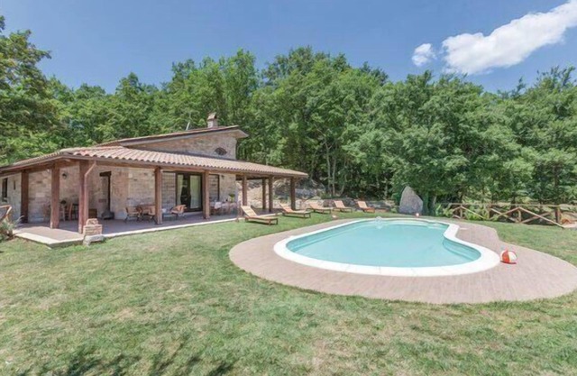 Farm house in the green Sannio region with swimming pool