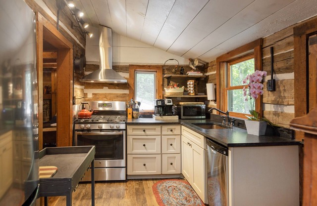 Farm to Table Valley close to Asheville! Hearts-A-Bustin log cabin