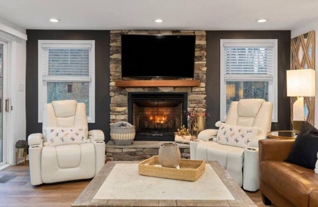 Farmette On River by Wintergreen, Blue Ridge Pkwy, Wine Trail HotTub & Firepit!
