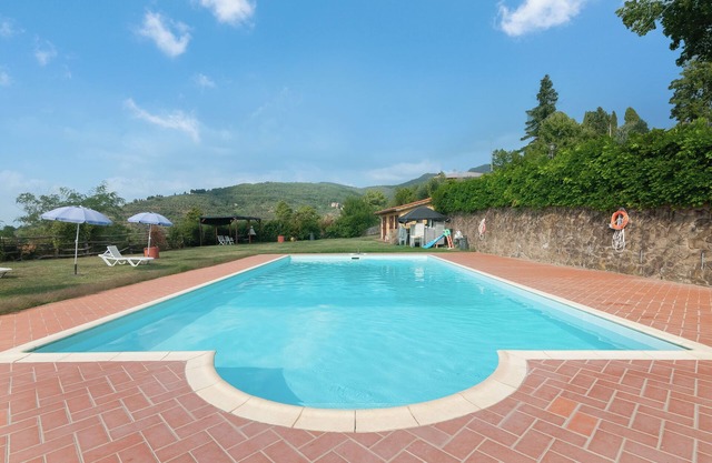 Farmhouse Apartment 'La Facciavista' with Shared Pool, Shared Terrace and Wi-Fi