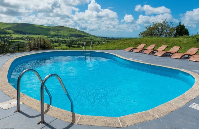 Farmhouse & Cottage with private heated outdoor pool