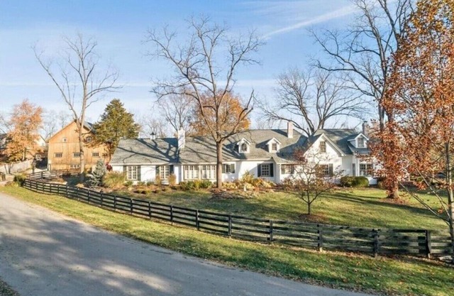 Farmhouse Estate with Pool,Entertainment Barn and Hot Tub in Suburban Indy