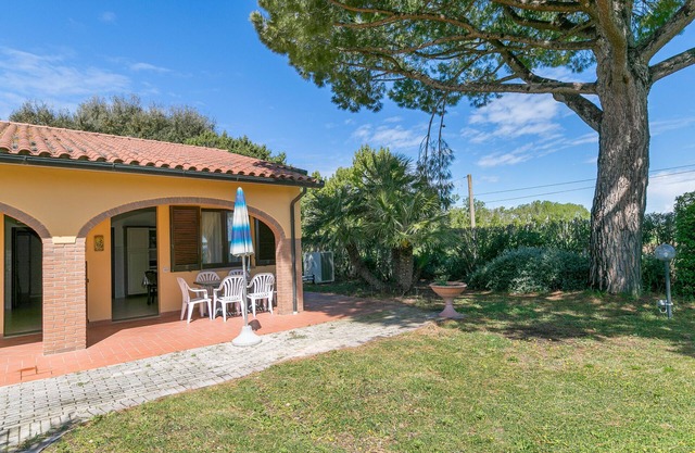 Farmhouse "Il Girasole - Ulivo" with Shared Pool & Wi-Fi