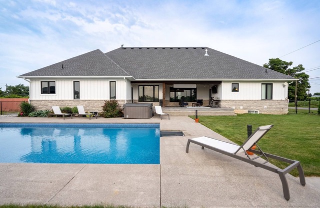 Farmhouse with Pool, Hot Tub and Vineyards!