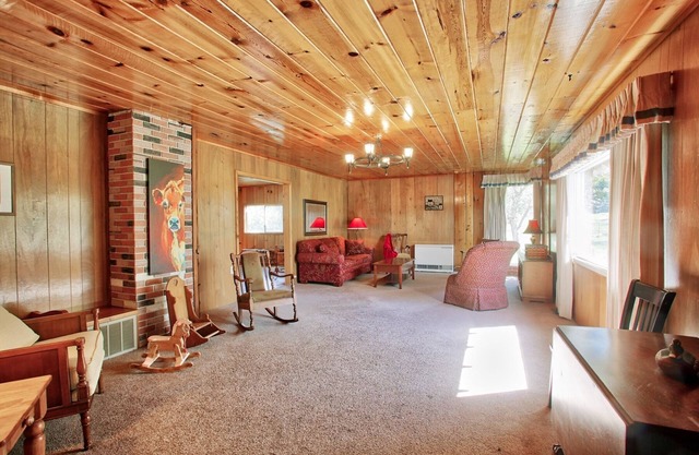 Farmhouse W/Sheep, Llamas & donkey on the property. Spacious W/game room!