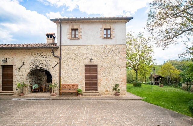 Farmhouse with pool, barbecue