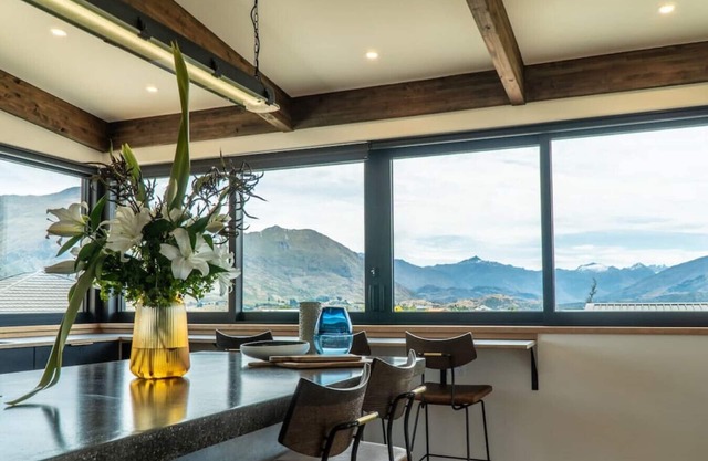 Farrant Drive - Modern holiday home with lake views, close to town