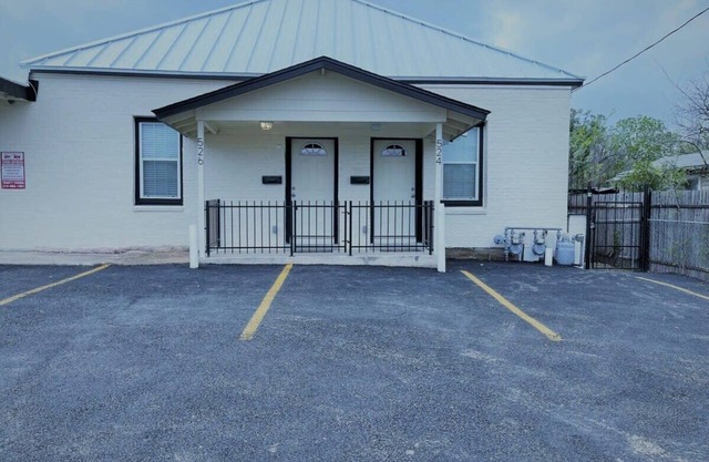 Fascinating 2BR/1BA Near Festive DT and Riverwalk
