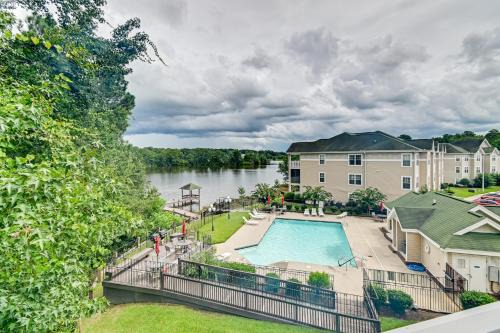 Fayetteville Autumn Escape Lake Views and Home Gym