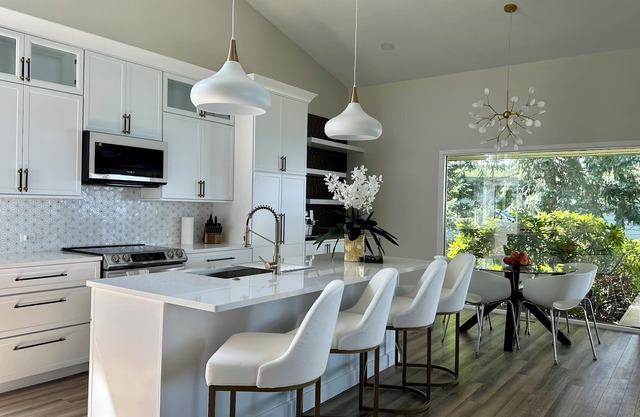 Feel the Lake breeze! 4b-4ba beachfront house. Private beach access. Sleeps 13