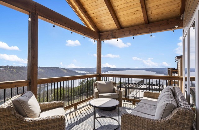 Feels Like Summer has Best Lake Views, Hot Tub, Shared Pools, Free Tickets, Games