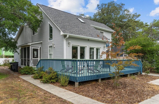 Fenced in yard, Short walk to the beach from this spacious home. Dogs welcome!