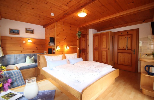 Ferienwohnung Nr. 6 für 1-2 Personen, ca. 20 qm, Wohnschlafraum, kleine Kochnische, Balkon