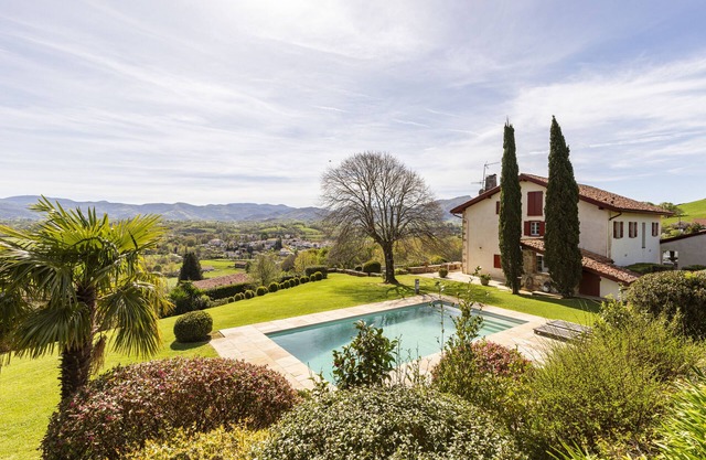 Ferme Labourdine avec piscine 5 étoiles - Sare