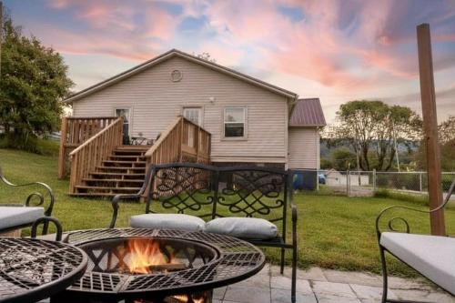 Fern Landing - Peaceful, spacious, modern, firepit