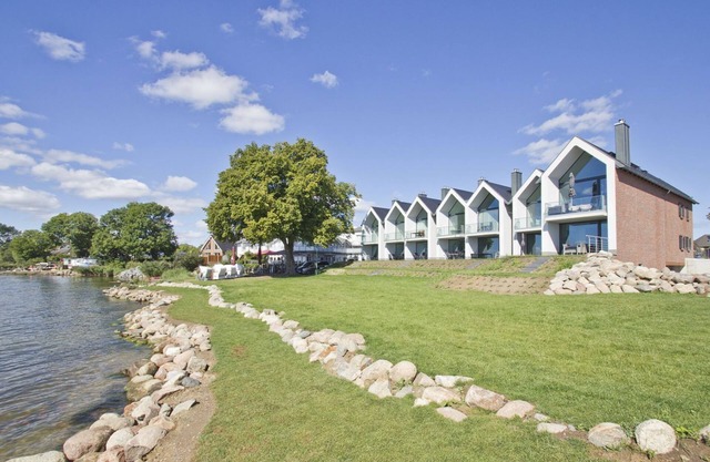FeWo Heimathafen - modern vacation apartment near the water with sea view -