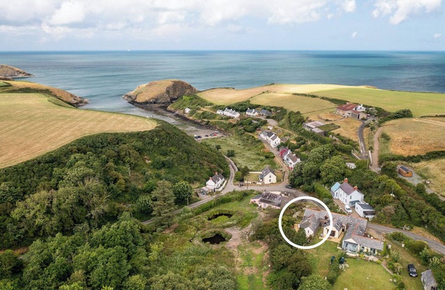 Ffesant, Holiday Property Abercastle, Sleeps 4, 2 bedrooms, bathrooms