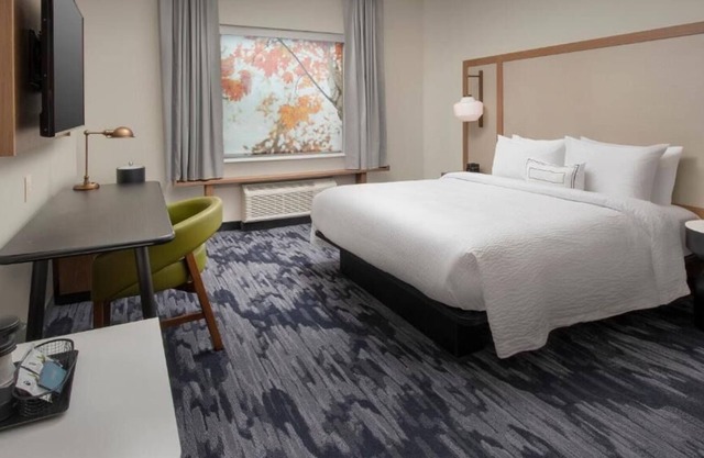 Fido-friendly Accommodation with Complimentary Breakfast! Parking, Pool Onsite!