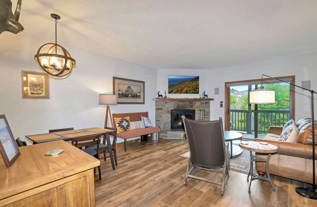 Finch 2 | Fireplace, Restaurant, Pool, Spa