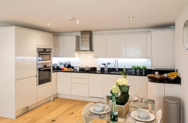 Finchley Central - Luxury 2 bed ground floor apartment