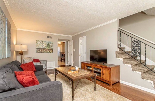 Finley-2 Bed Apt in Midtown near St. Vincent UAMS UALR- Convenient Parking