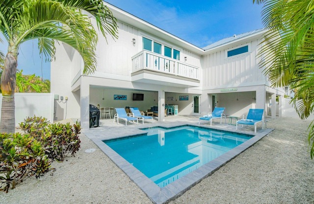 Fins Up – AMI Cozy Island Retreat w/Private Pool & 4-Min Walk To Beach