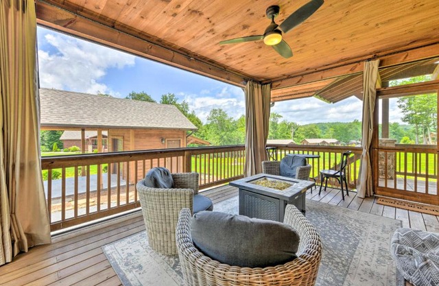 Fire Pit and Deck Mtn-View Glenville Getaway!