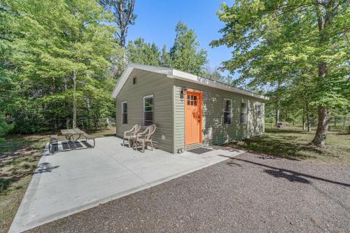 Fire Pit and Patio Pet-Friendly Cabin in Idlewild!