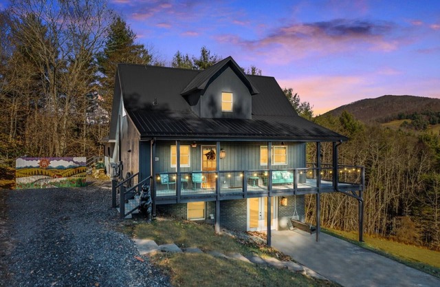 Firefly Farmhouse-Open for Bookings! Sleeps 10, Hot Tub/Game Room/FP/WIFI