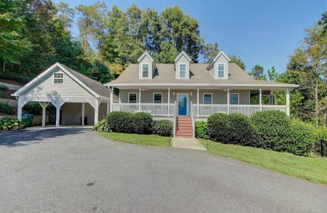 Firefly Hideaway near Asheville w/hot tub, free Biltmore pass, fire pit and fenced back yard
