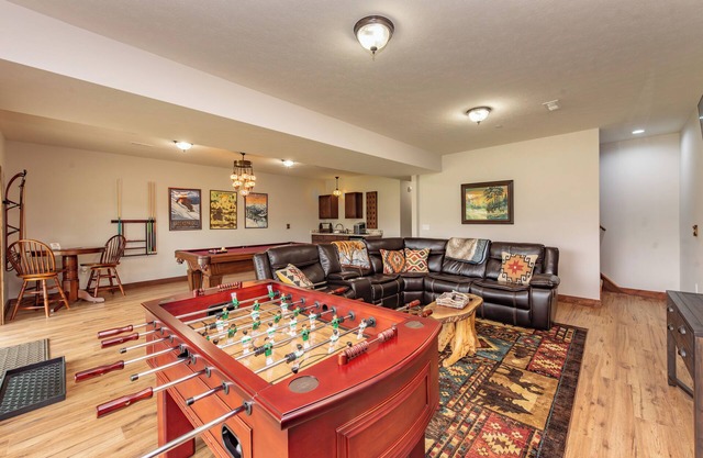 Fireplace Deck, Game Room & Mountain Vibes