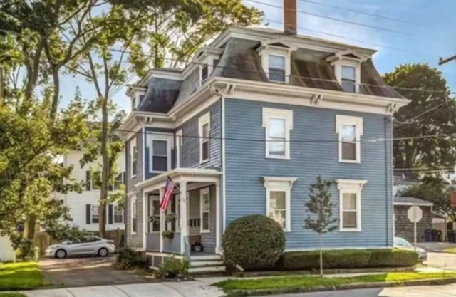 First floor condo in Salem!