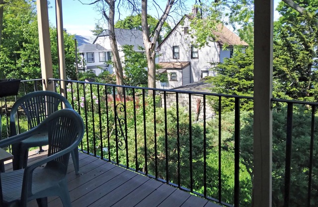First floor convenience. Close to public transportation and stores