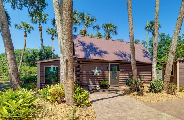 Fish On-Site: Okeechobee Cabin w/Pool Access