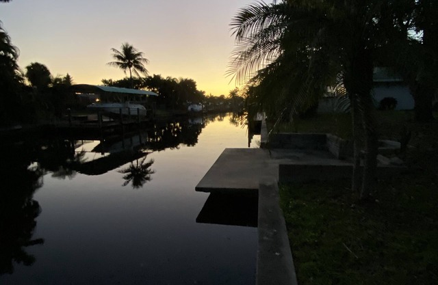 Fisherman/boaters/jet skis. Waterfront. Downtown. Close to everything!