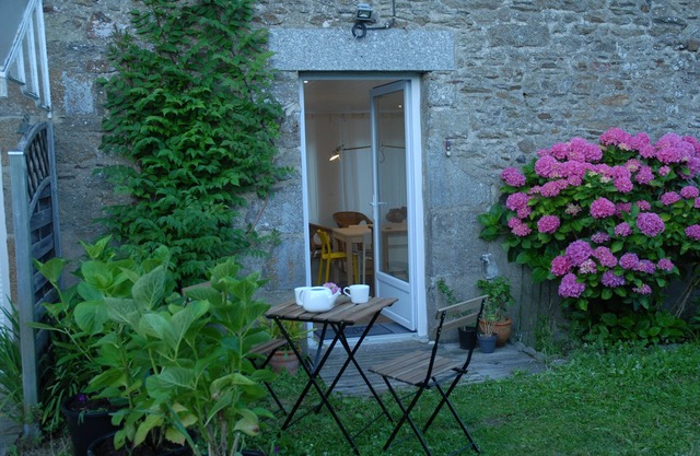 Fisherman's cottage with garden, near sea & town center, bicycles, Wi-Fi