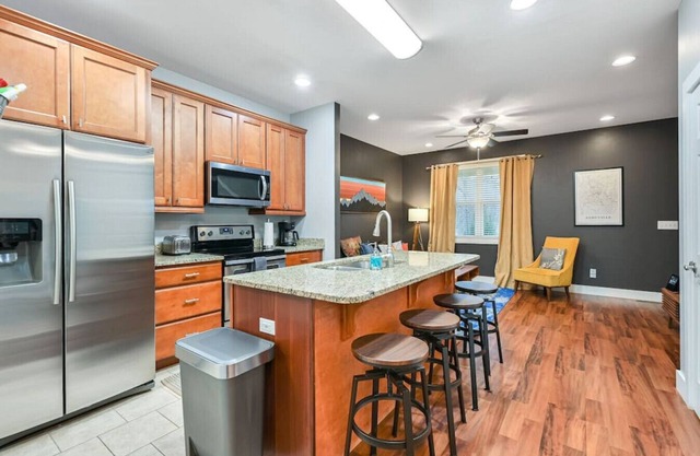 Five Bedroom Home Close to Downtown